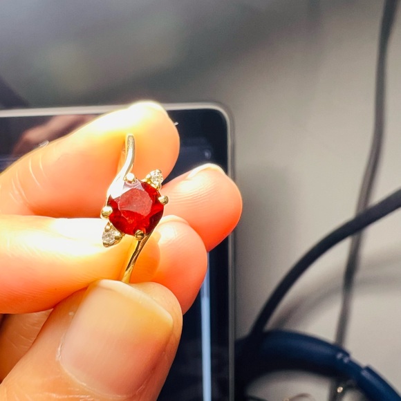 10k solid gold ring with red garnet and diamonds size 4.75 weighs 1.3 grams - Picture 6 of 9